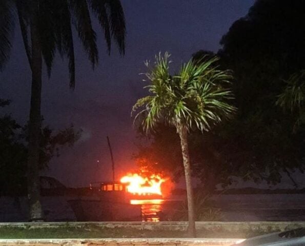 Embarcación turística en Isla Mujeres se incendia con ocho personas a bordo
