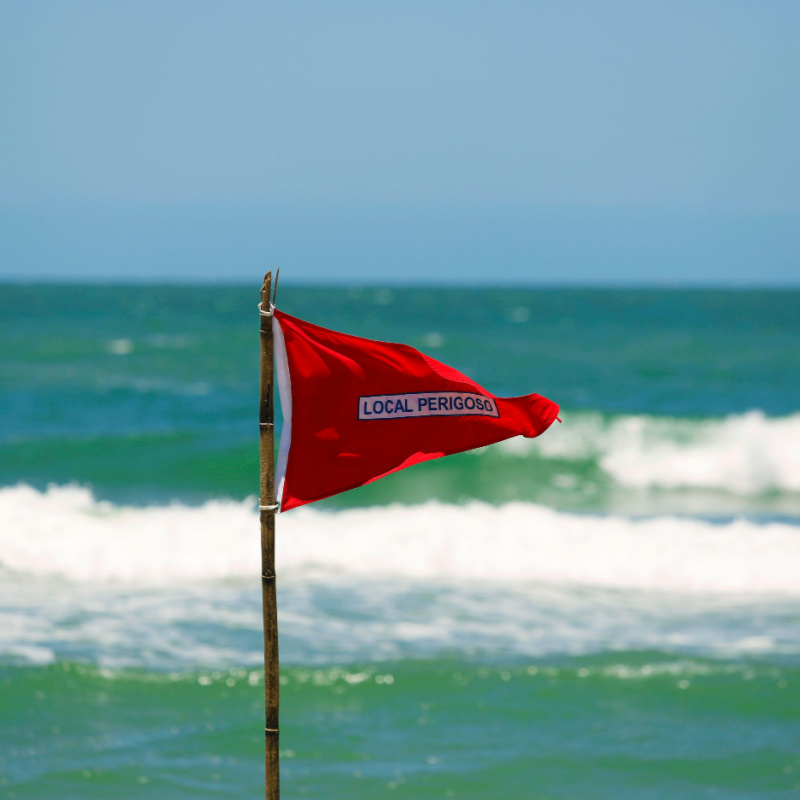 Una bandera roja en una playa de Cancún