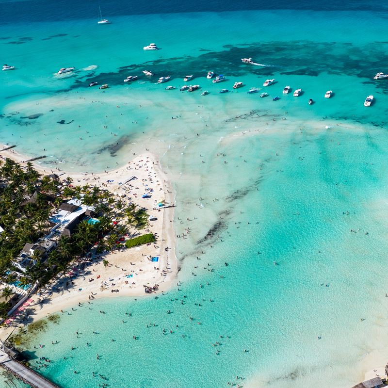 Vista aérea de la hermosa Playa Norte en Isla Mujeres