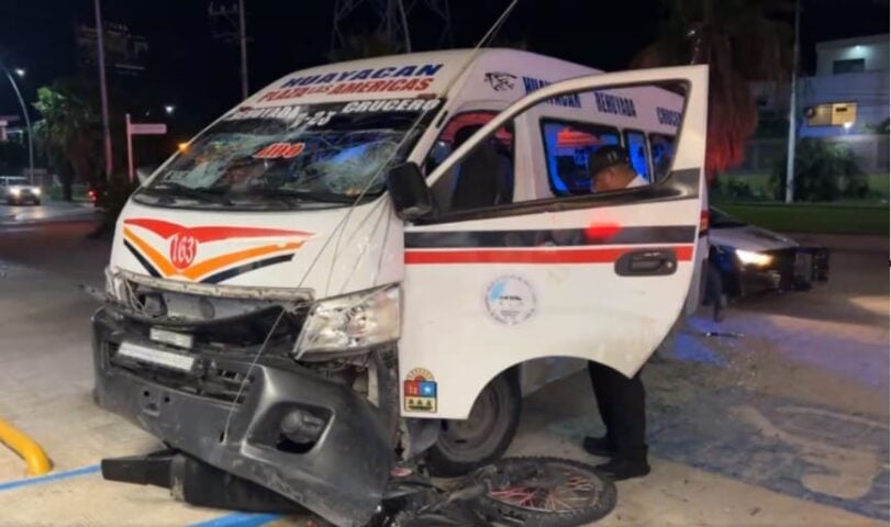Conductor de combi en Cancún arrastra motocicleta golpeando bicicletas adicionales antes de finalmente detenerse