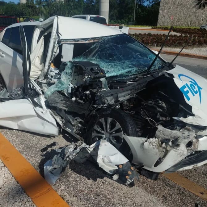 Conductor liberado por automovilistas que pasaban de un automóvil destruido en un accidente de carretera de PDC de dos vehículos