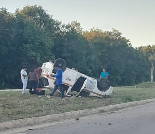 Taxi en Chetumal con pasajeros fue encontrado en su techo