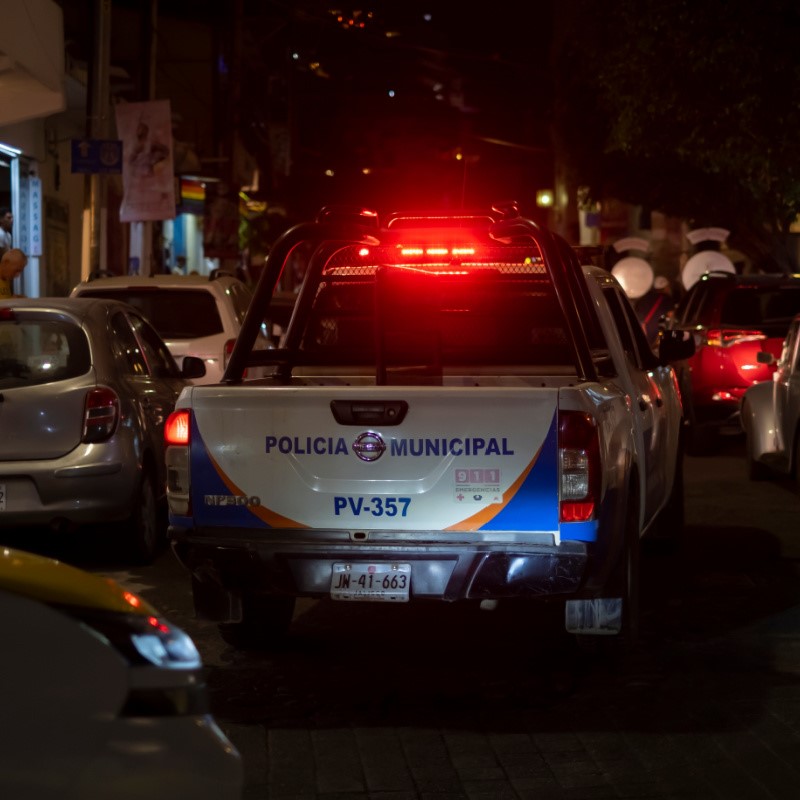 Vehículo de la policía municipal por la noche