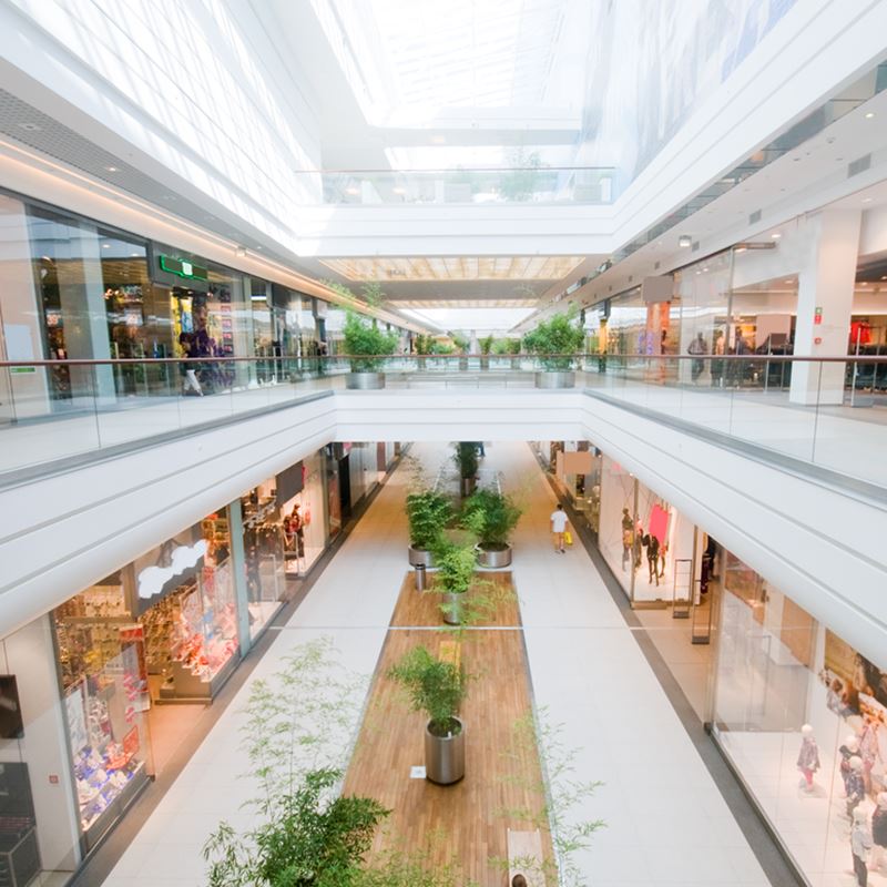 Dentro de un centro comercial
