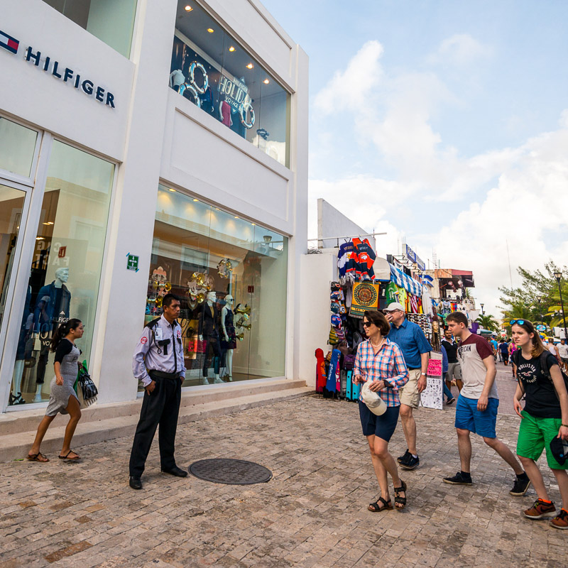 Guardia de seguridad en la tienda