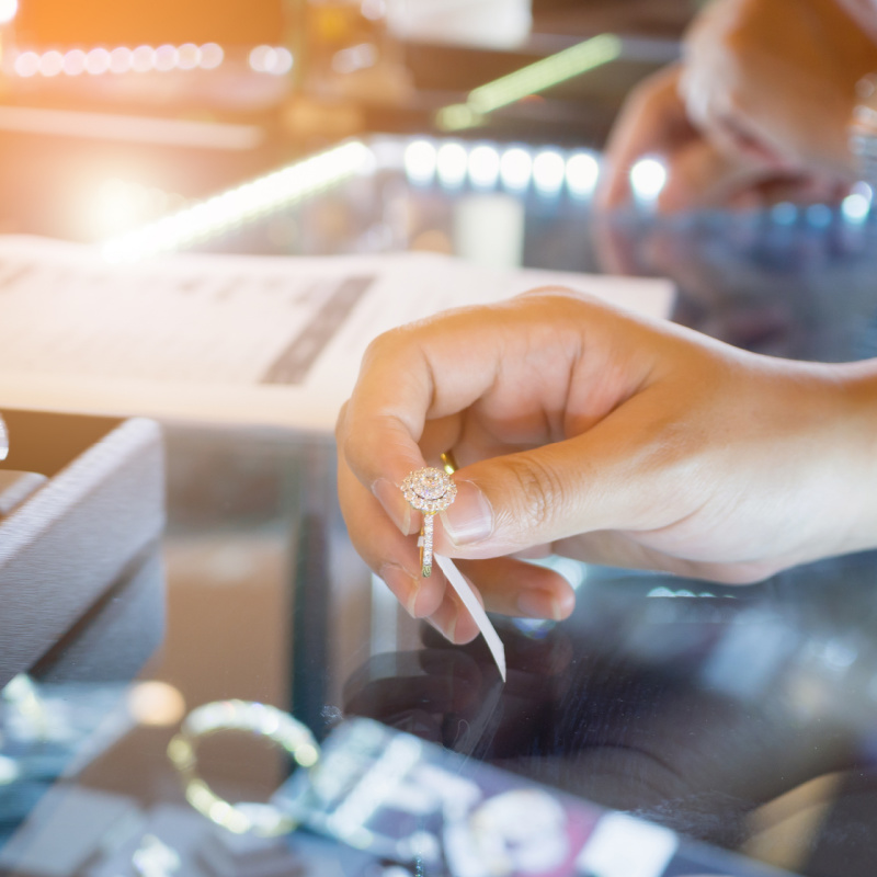Mujer sosteniendo un anillo en una joyería