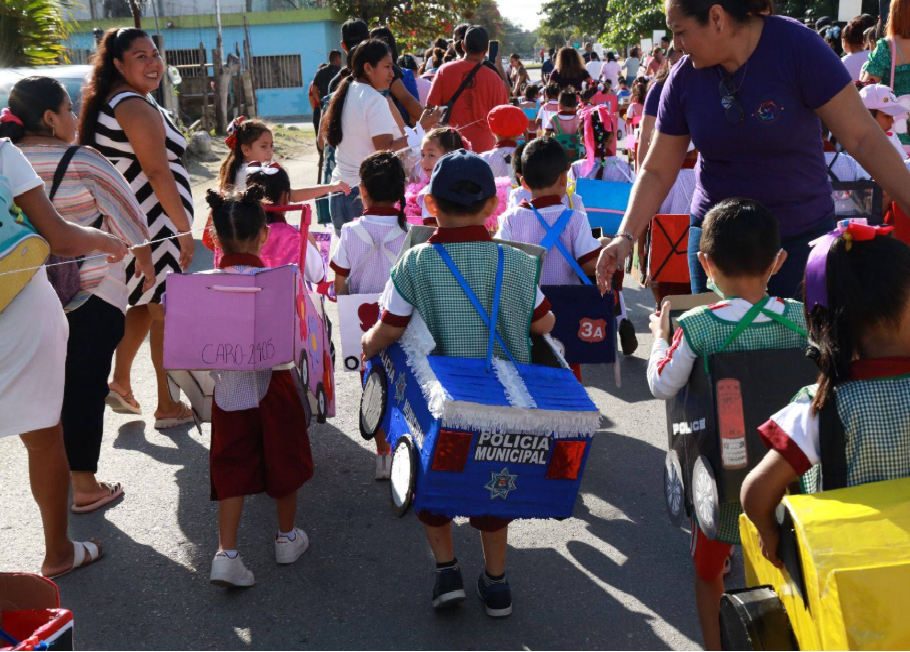 La policía de tránsito enseña seguridad en la carretera Quintana Roo Children