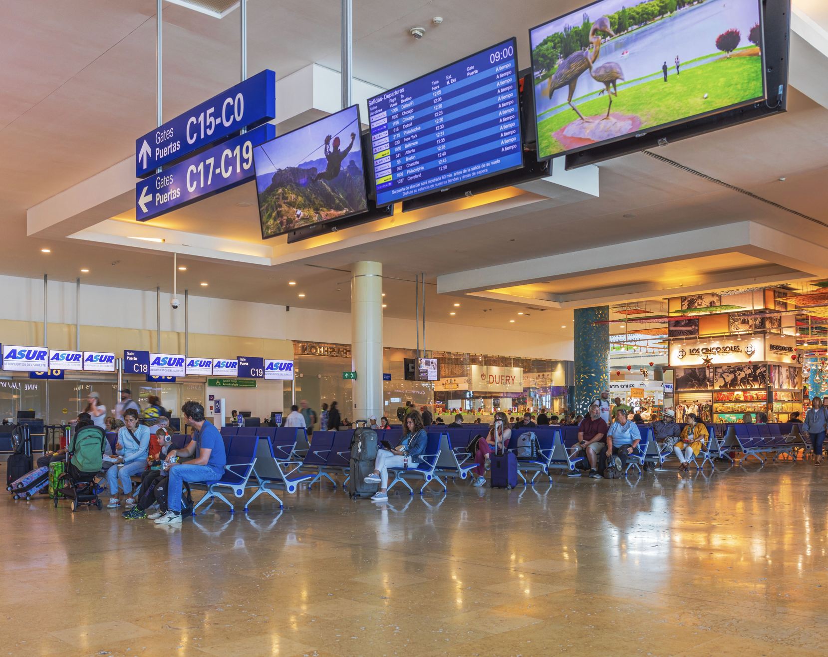 Los pasajeros esperan vuelos en el aeropuerto de Cancún