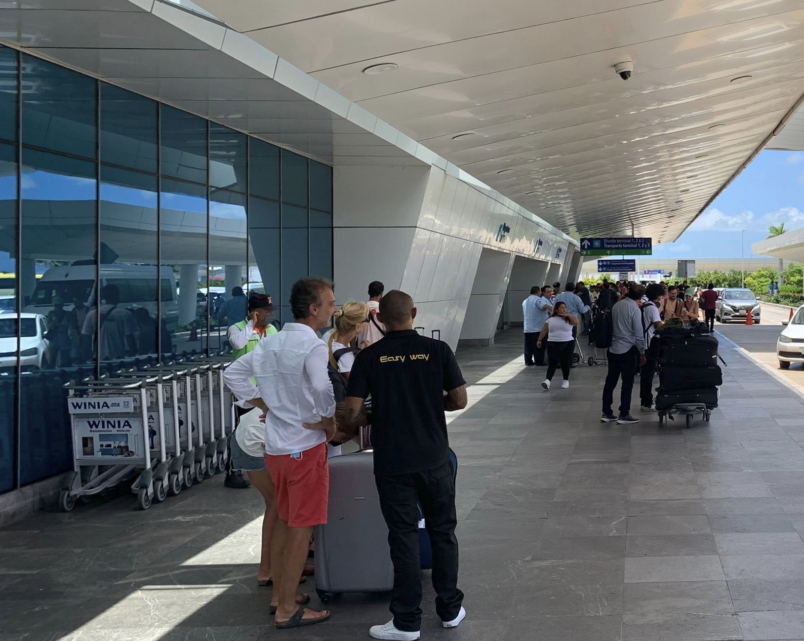 Los pasajeros esperan en el aeropuerto de Cancún