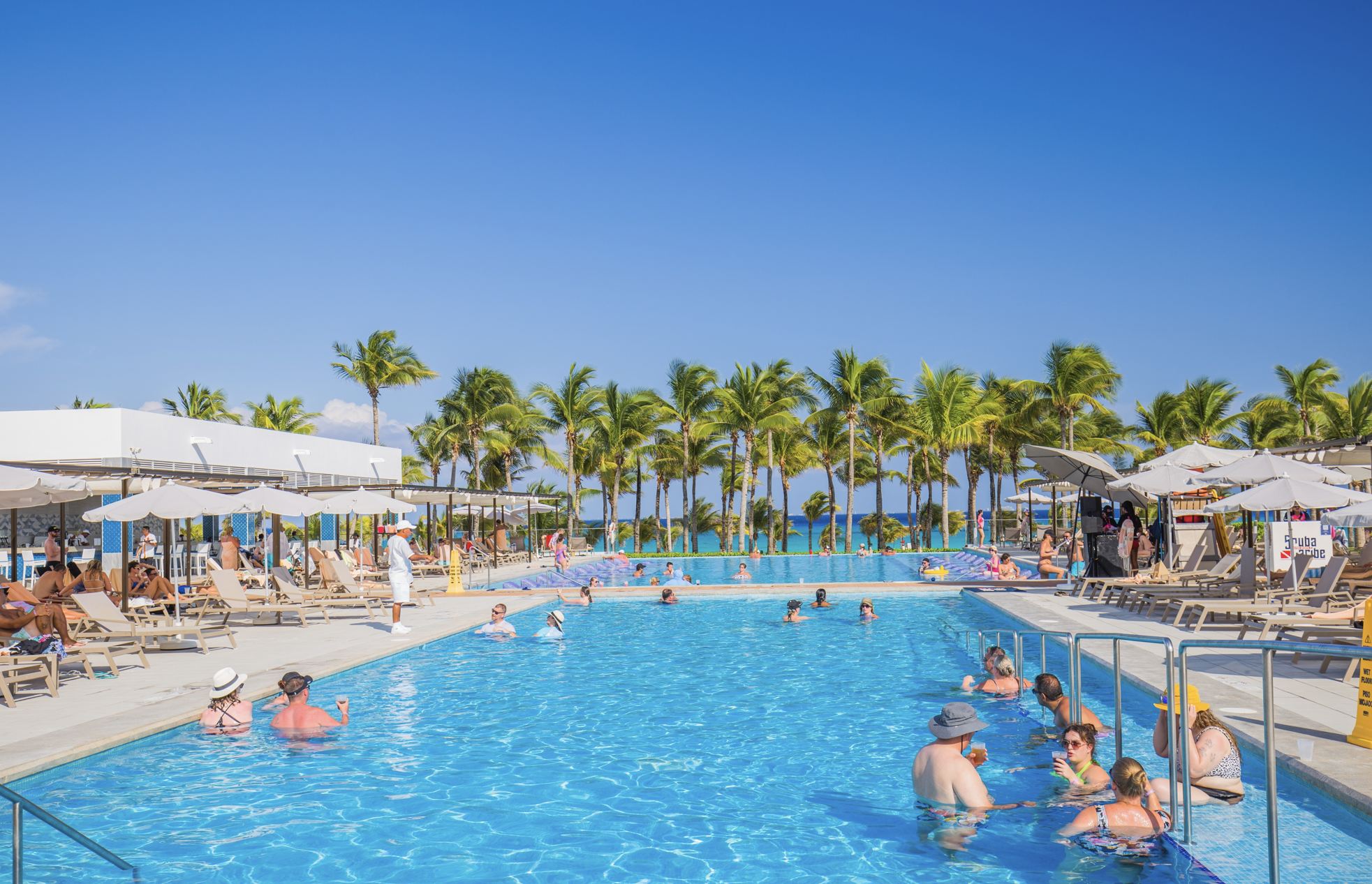 Personas en la piscina de Cancún tomando bebidas