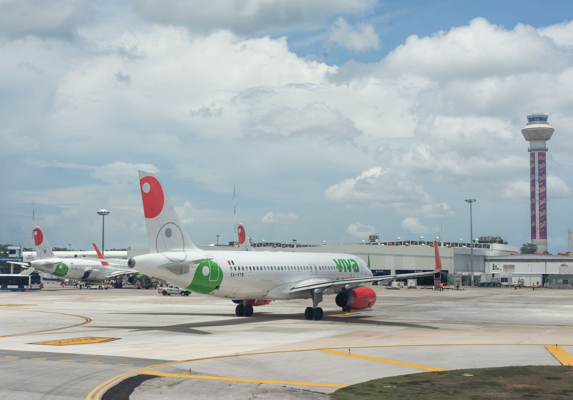 Viva Aerobús en el aeropuerto de Cancún. 