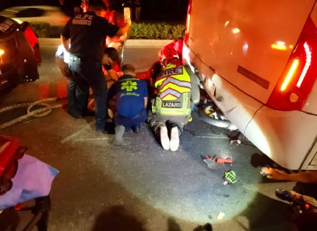 La motocicleta y el conductor de cola de cola terminan en el autobús Cancún