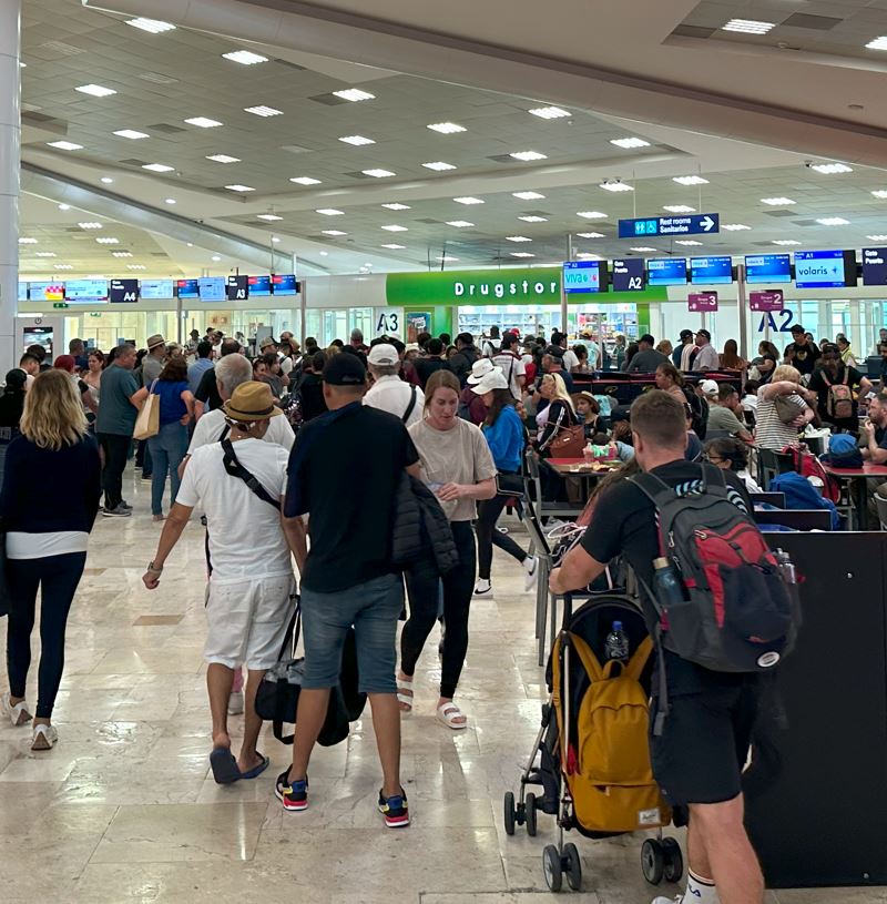 Dentro del aeropuerto de Cancún ocupado