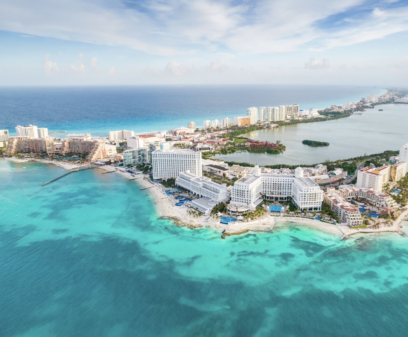 Vista aérea de playas y resorts de Cancún-20 09_52_03-shutterstock_2099434525