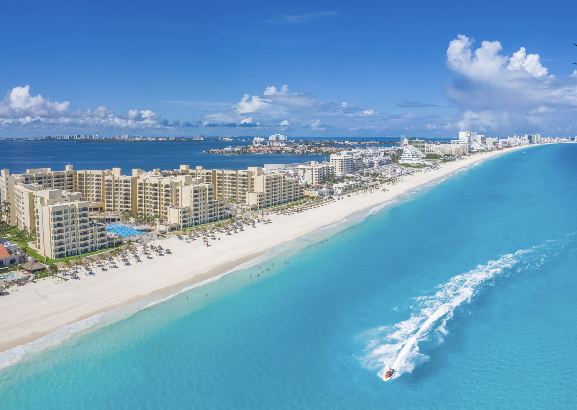 Velocidades de bote por la zona hotelera de Cancún