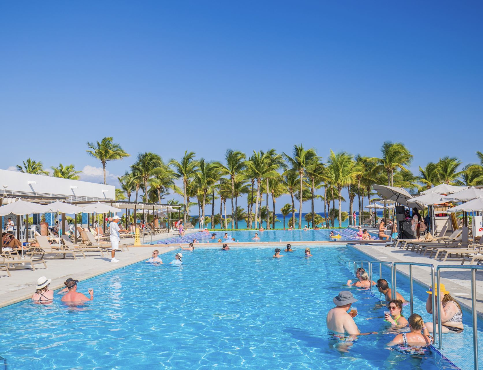 Los viajeros disfrutan de la natación en Cancún Resort