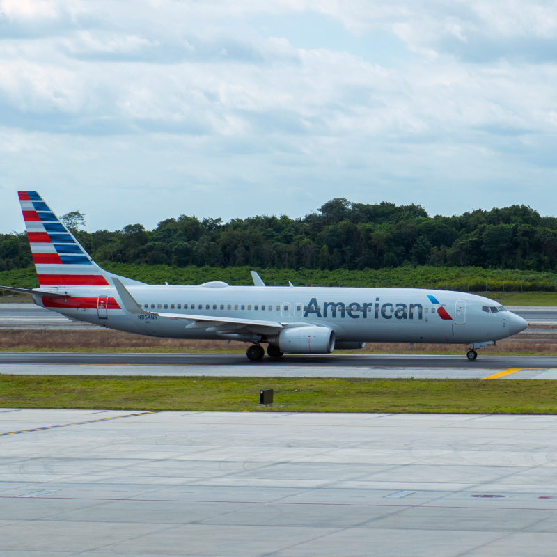 Avión de American Airlines en el aeropuerto de Cancún