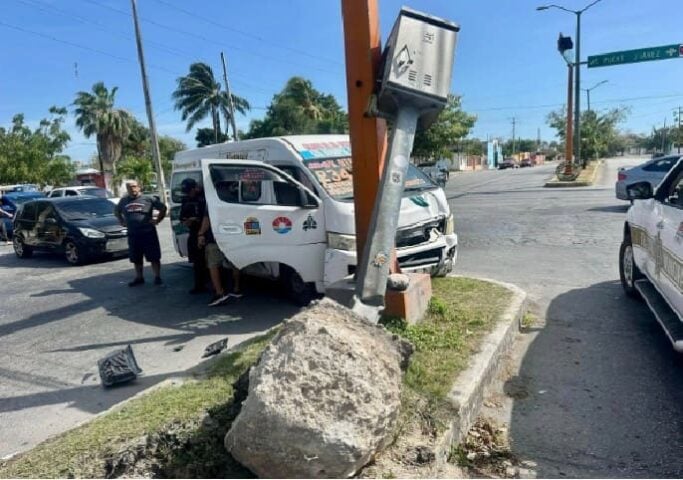Dos camionetas públicas crean el caos del lunes por la mañana en la intersección de Cancún