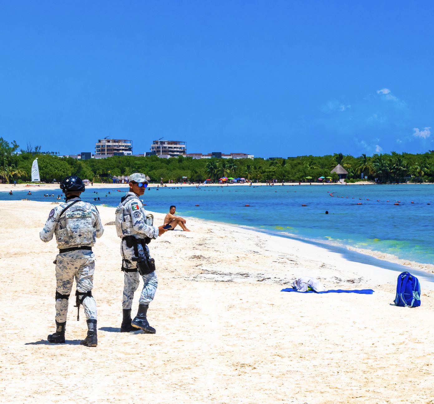 Militar en la playa de Cancún