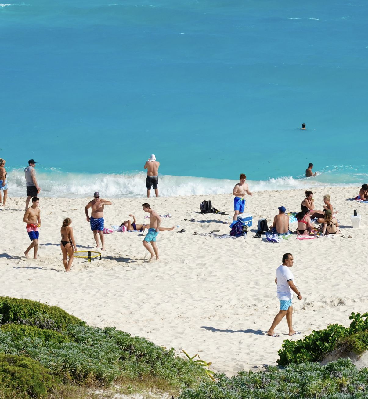 Turistas en White Sand Beach Cancún