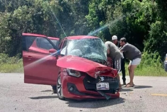 El automóvil se estrella contra la parte posterior de semi en la carretera bacalar que mata a uno