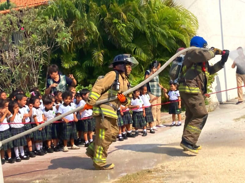 Los niños de Cancún aprenden sobre la prevención del fuego de la forma divertida
