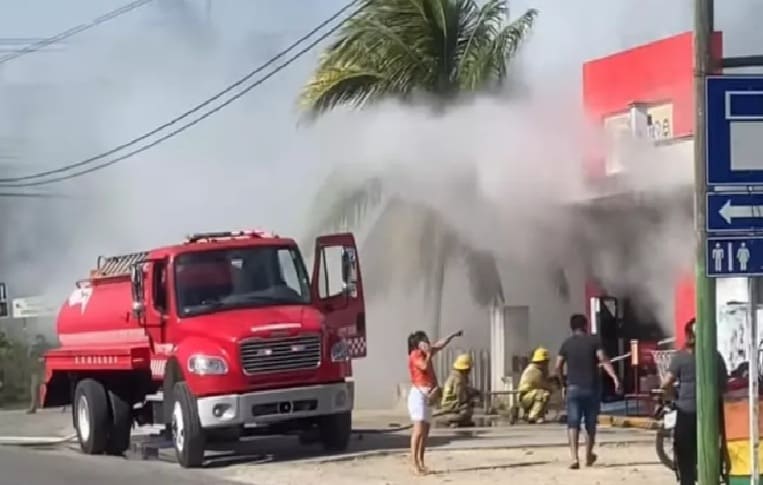 Firemen Battle Sunday Target Fire dentro de un negocio de Kantunilkín