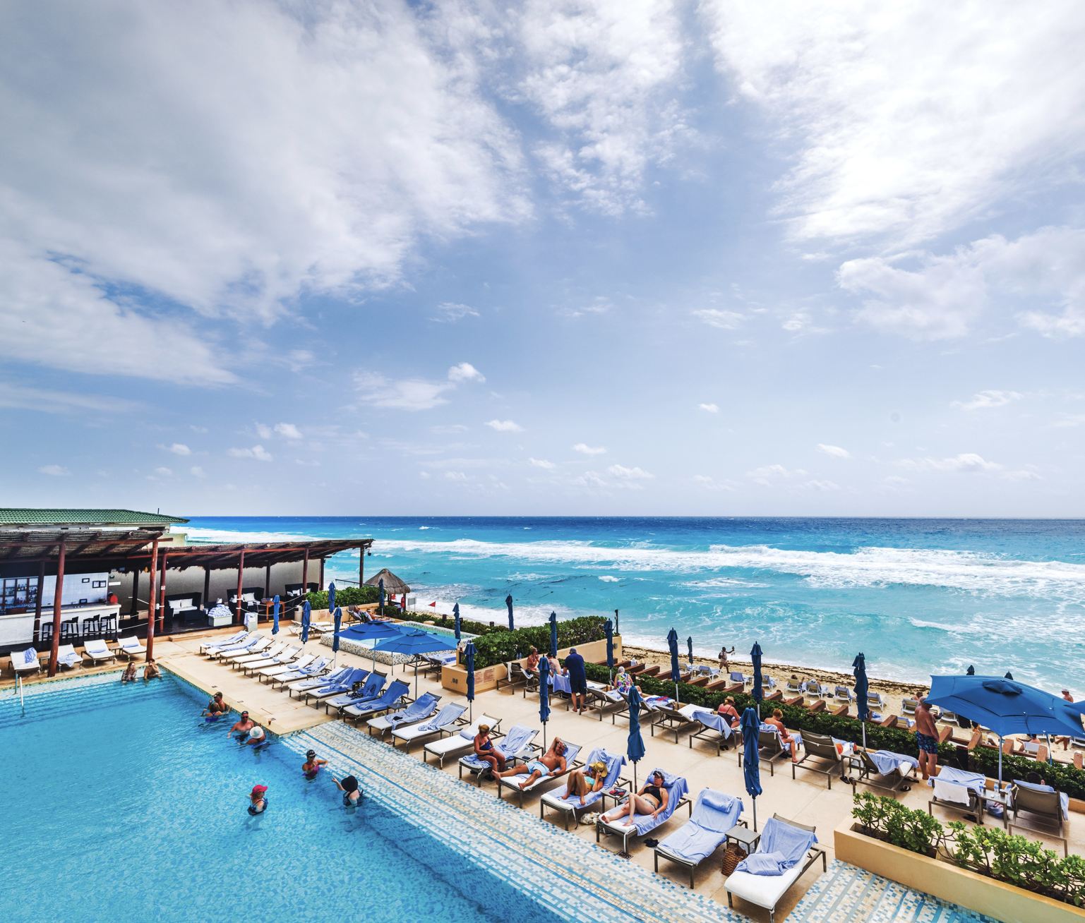 Viajeros en la piscina del resort en Cancún