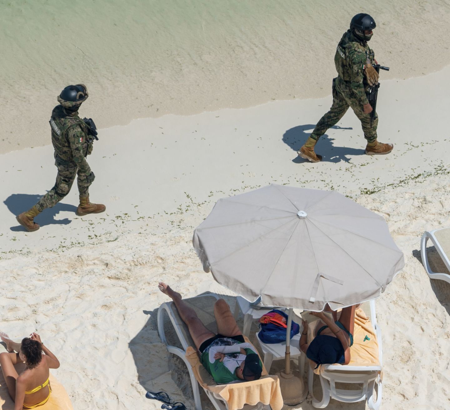 Militar en la playa en Cancún