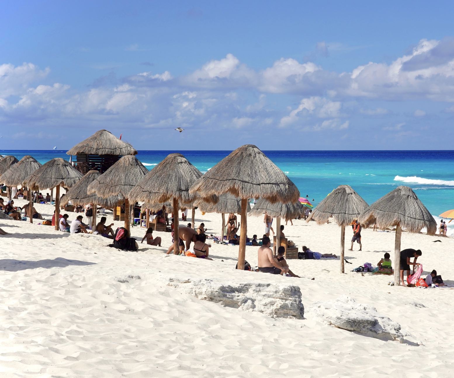 Cancún de playa turística ocupada