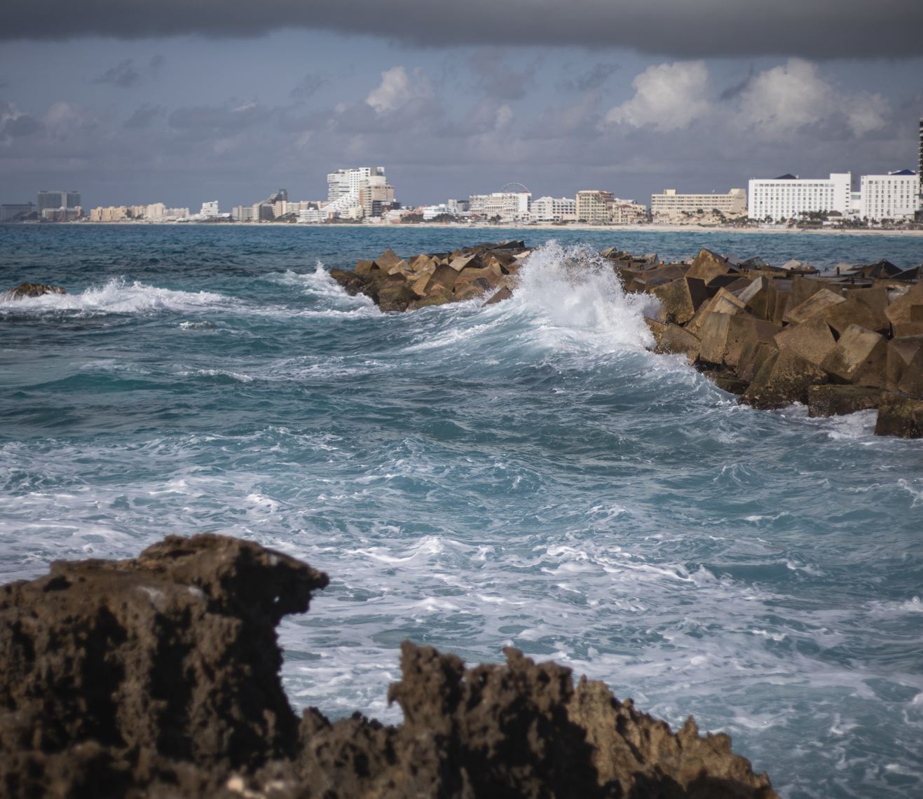 Gran ondas Stormy Sky's Cancún