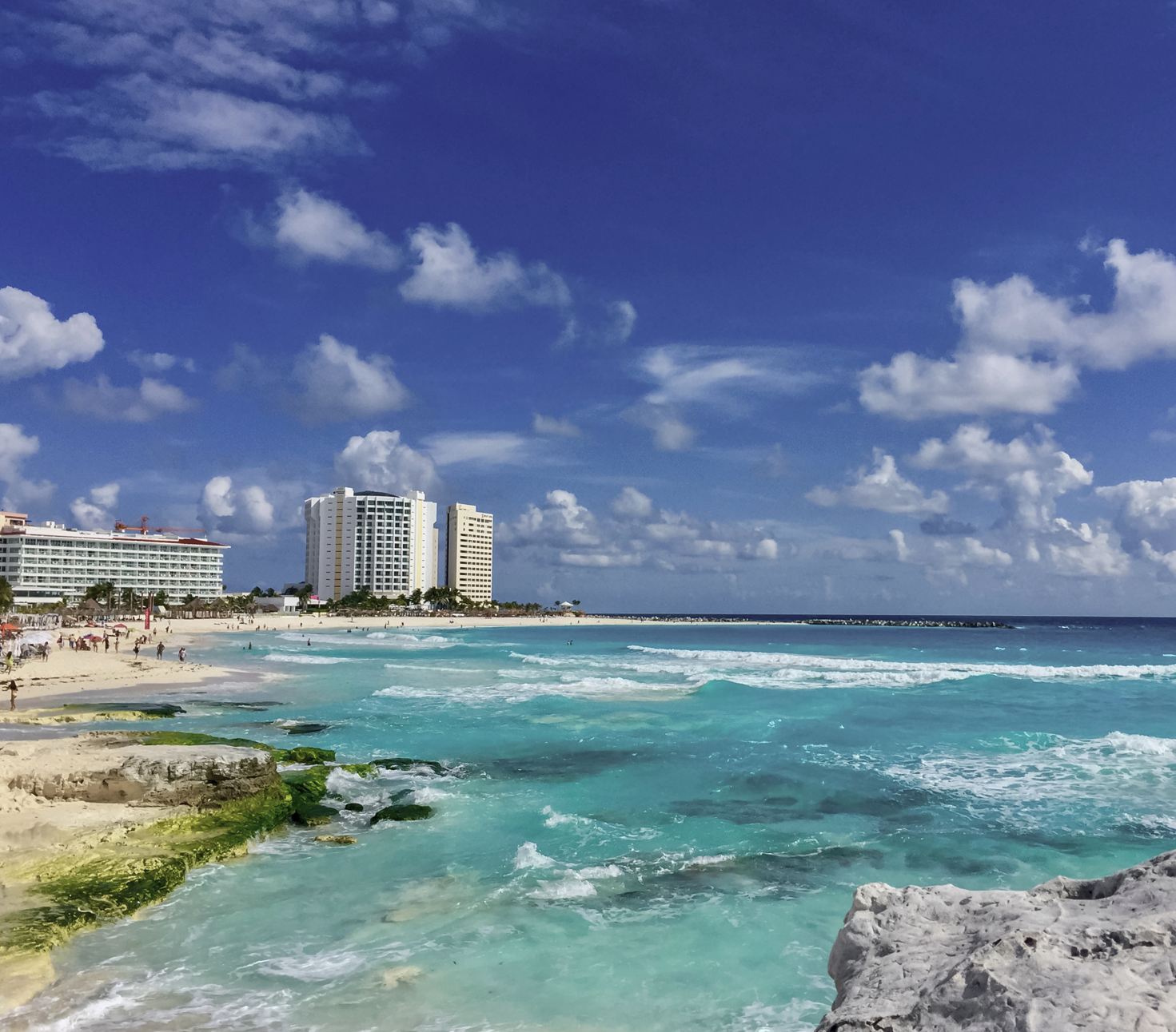 Limpieza de la zona del hotel Sky Cancún