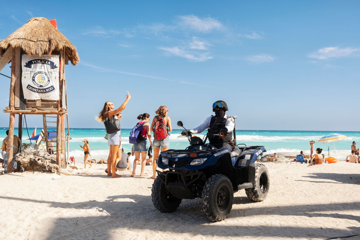 Policía en ATV en la playa
