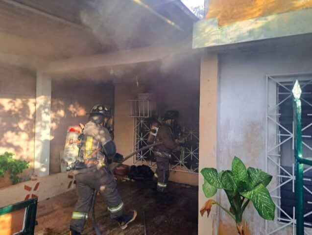 Los bomberos de Cancún llamaron a extinguir fuego dentro de la casa vacía
