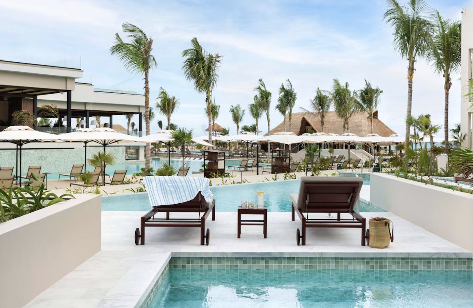 Excelencia Coral Playa Mujeres nadan suite