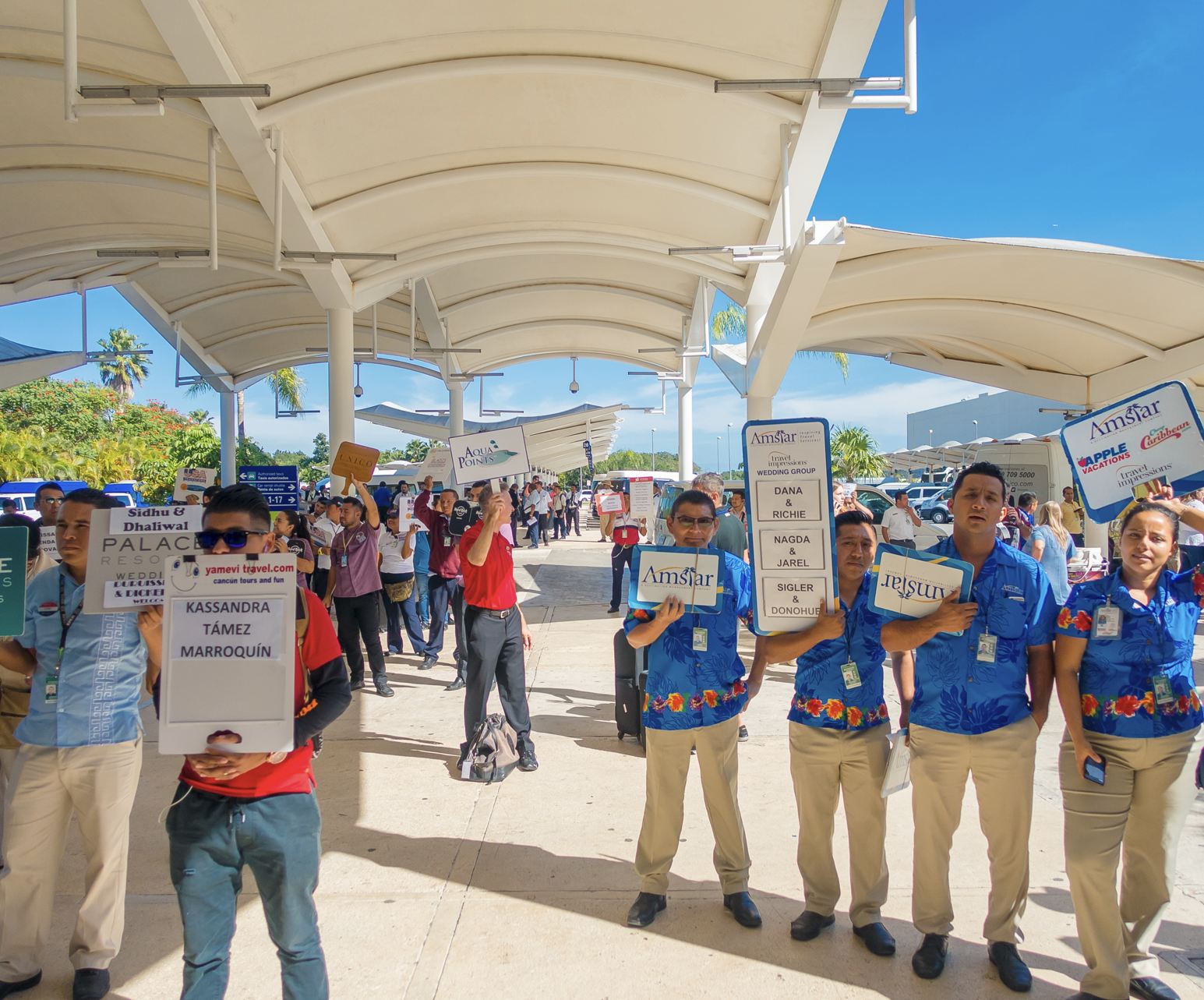El transporte espera a los pasajeros en el aeropuerto de Cancún