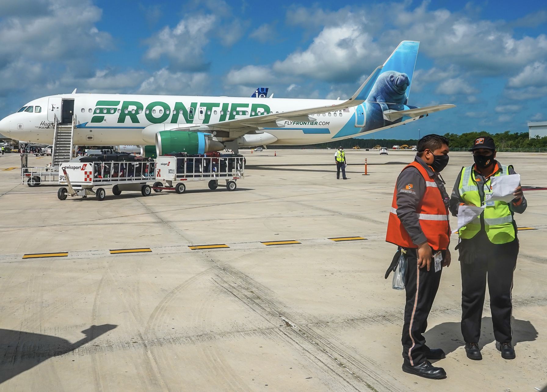 El avión fronterizo aterriza en el aeropuerto de Cancún