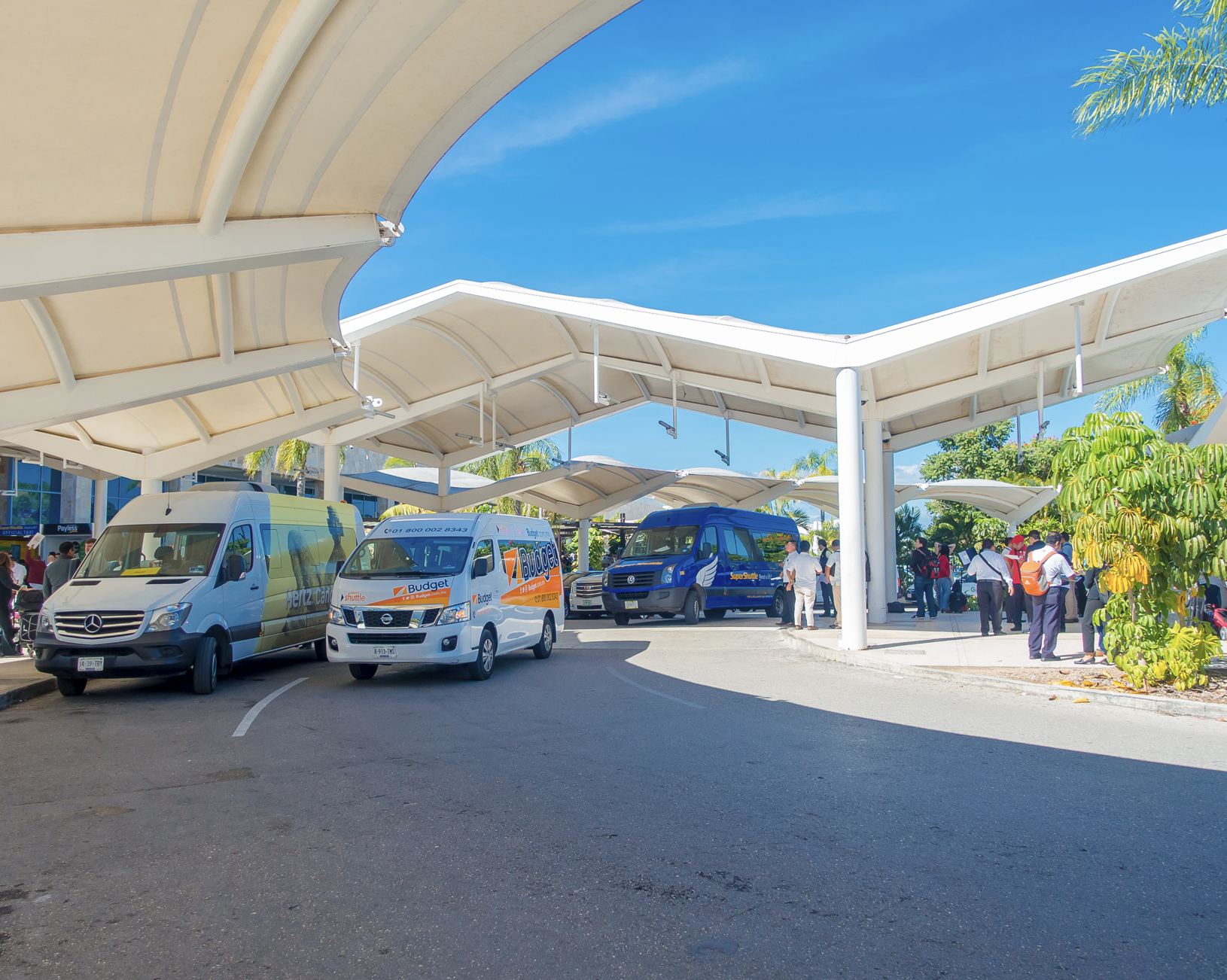 Vans de gira en el aeropuerto de Cancún