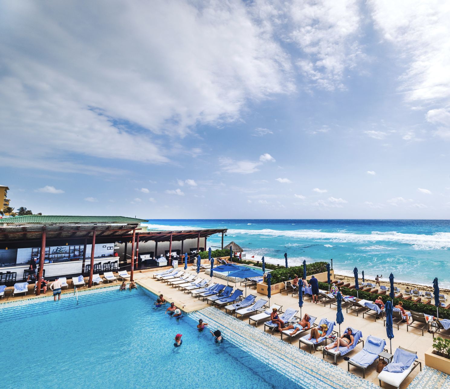 Piscina del resort Cancun y turistas