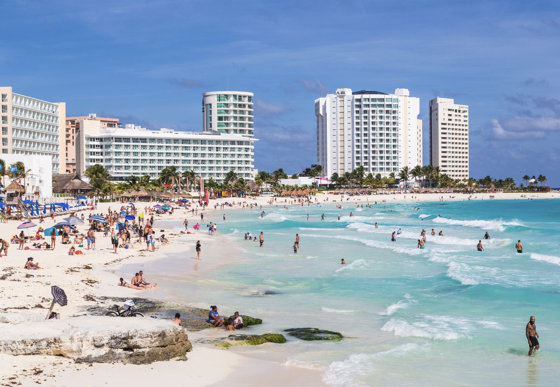 Día soleado ocupado en la playa en Cancún