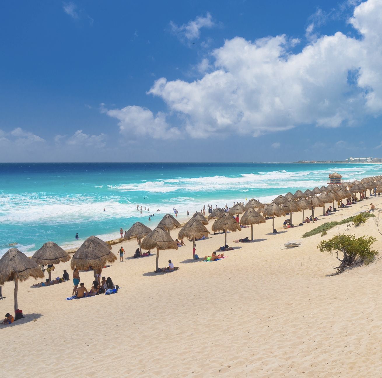 Palapas en la playa el día soleado en Cancún