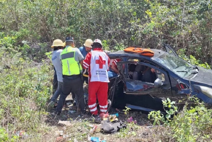 El neumático sopla sobre Felipe Carrillo Puerto Highway Dejando el pasajero crítico