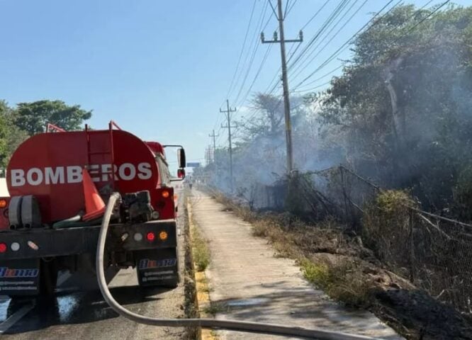 Autoridades de PDC que luchan contra el incendio forestal cerca de Xelhá Ruins