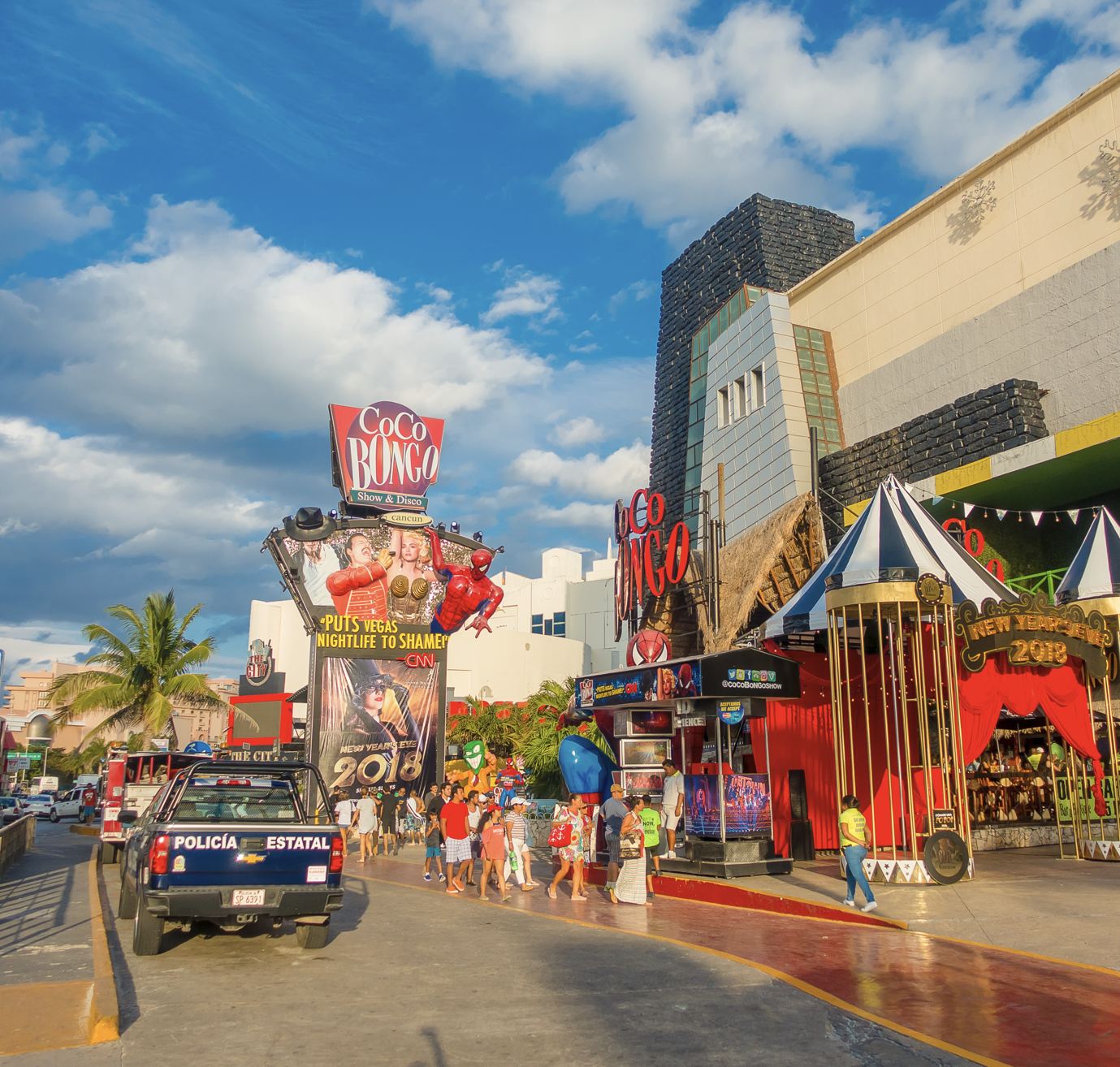 Policía estatal en la zona turística de Turist Cancún