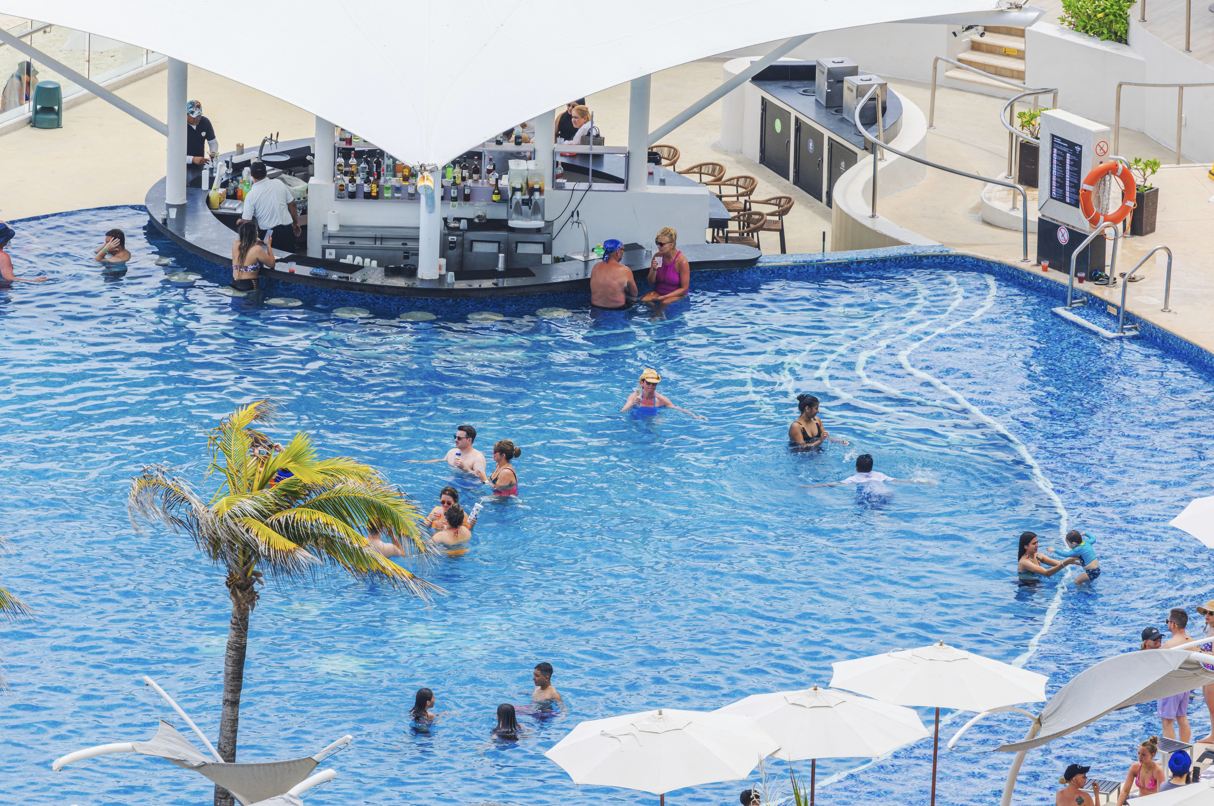 Bares en la piscina
