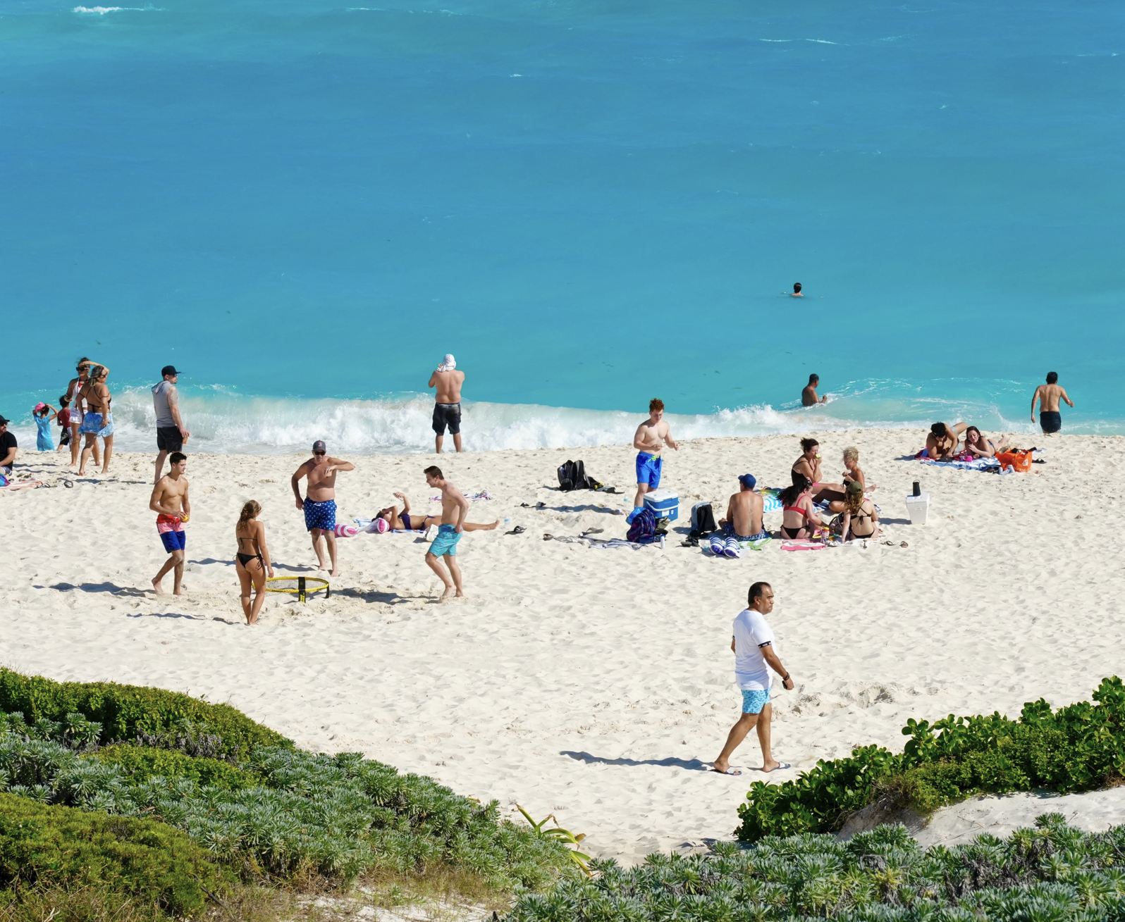 Viajeros en la playa