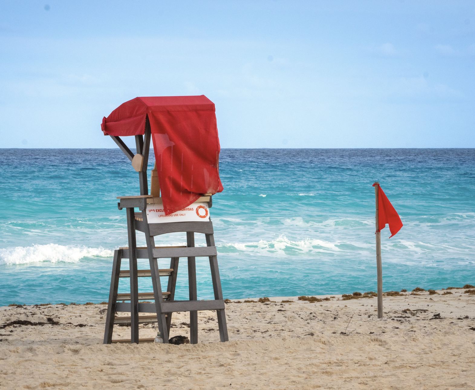 Bandera roja en la playa