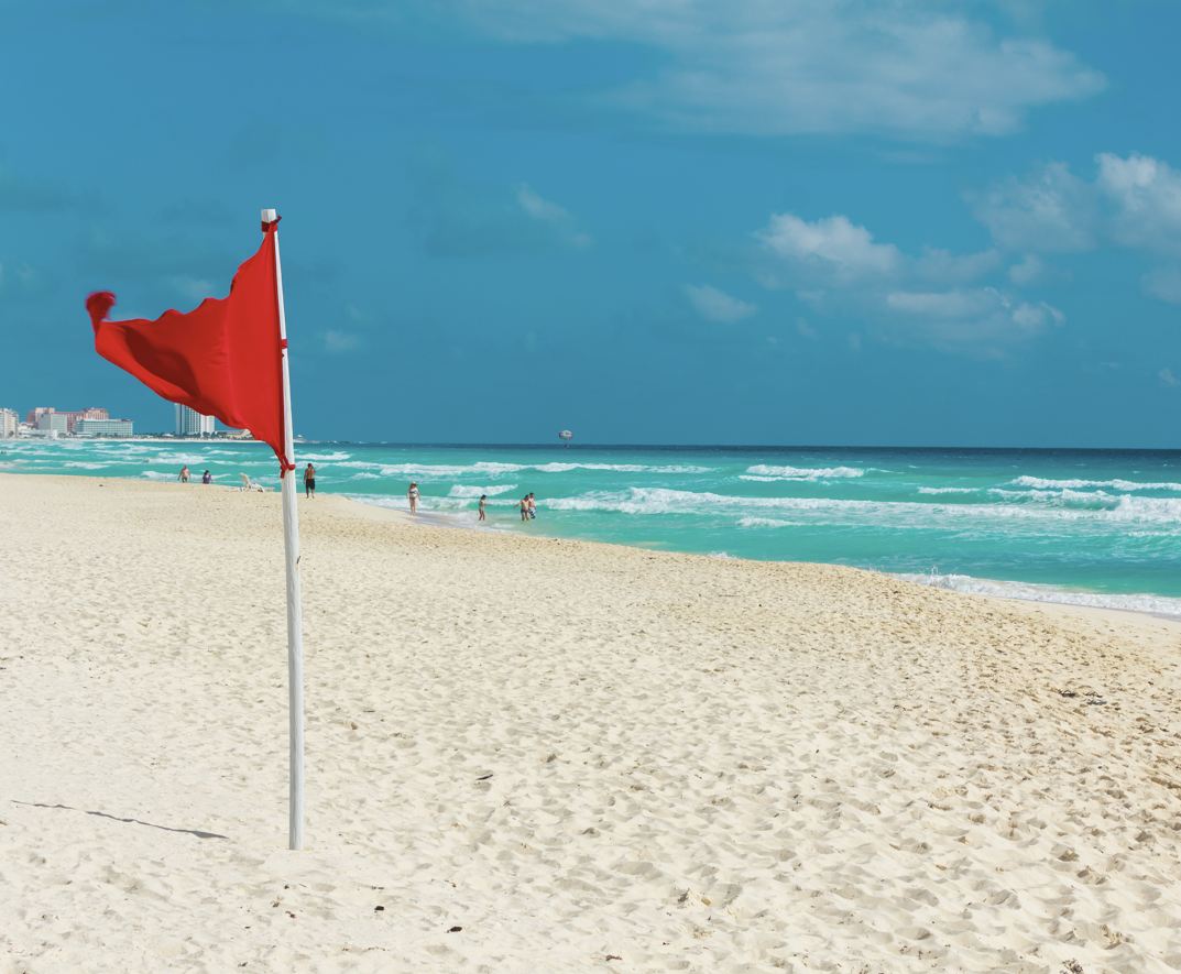 Bandera roja de la zona del hotel de Cancún