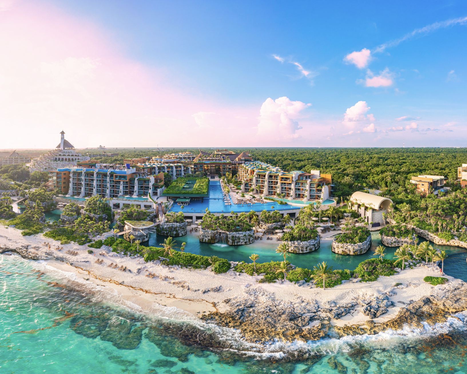 Tour aéreo sobre un lujoso resort de hotel de 5 estrellas al lado de las hermosas playas de Cancún con meteorización soleada