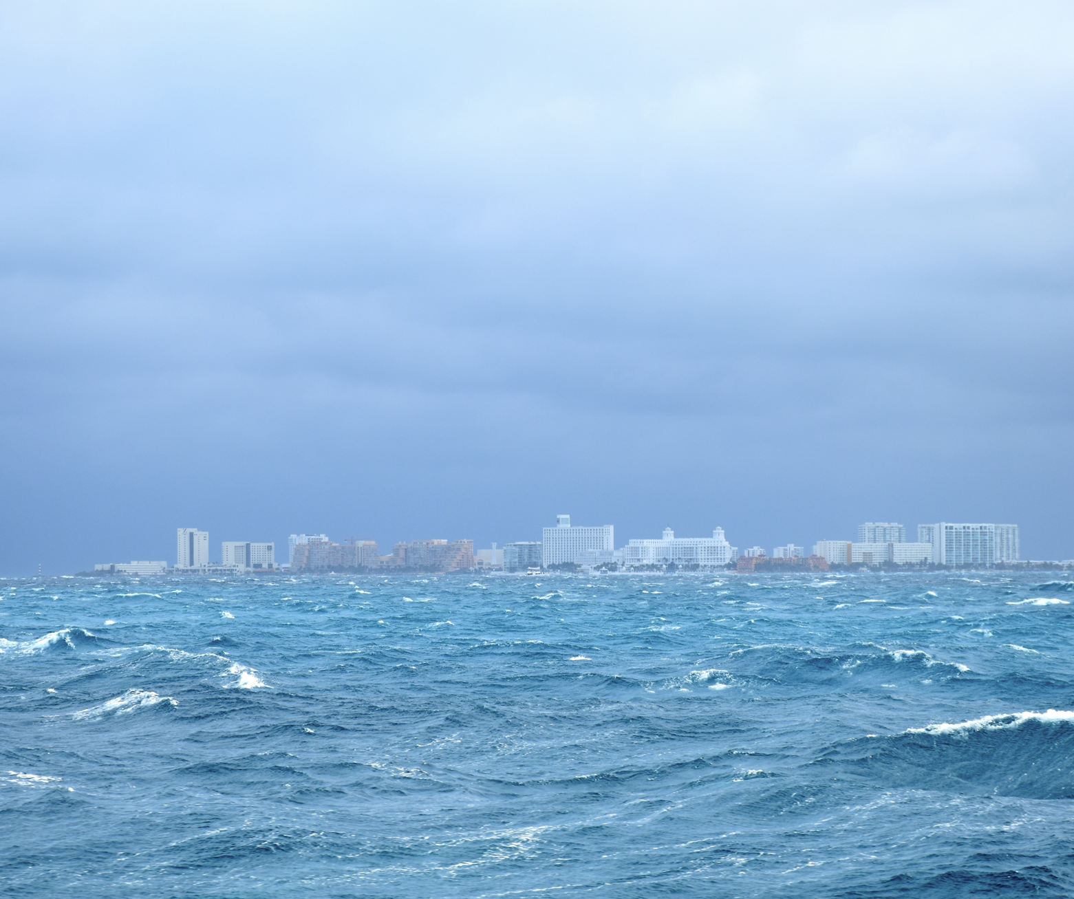 Cancún tormenta mar agitado grandes olas